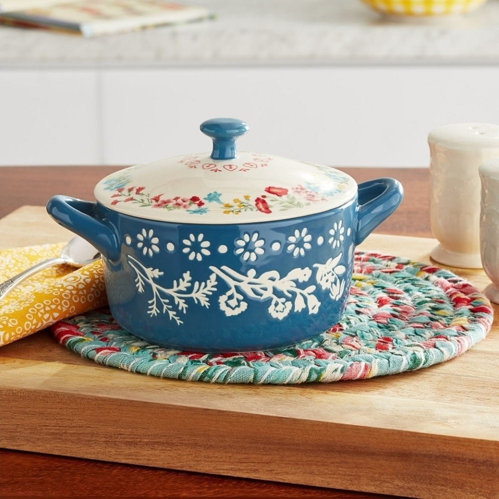 The Pioneer Woman Fancy Flourish Round Ceramic Mini Casserole Dish with Lid.‎